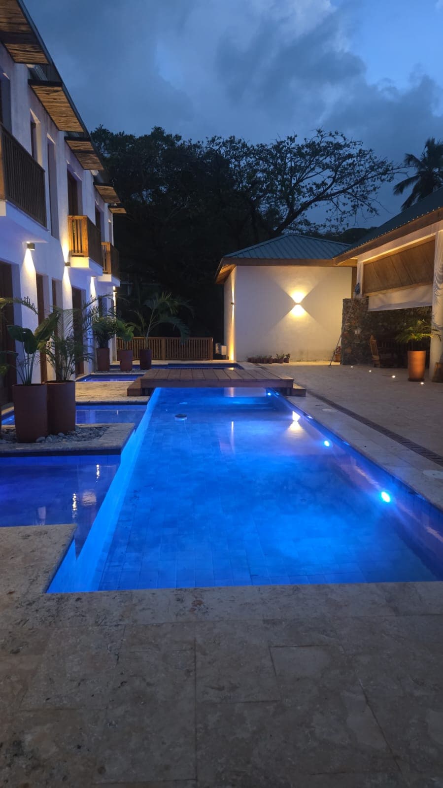 Piscina natural infinity — Villa Aike